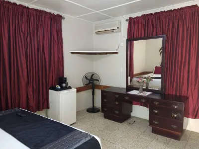 Entire 6-Bedroom Villa Free Parking with Fast Wifi