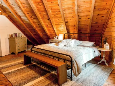 Serene cabin; Large Sloping Yard; Dog-friendly