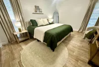 Newly Renovated 4-bedroom Oasis with Private Pool & Hot-tub- Minutes to Beaches Hotel a Vero Beach South