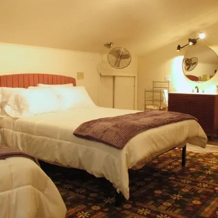 The Loft at Aspen Pine with Wi-Fi, AC in wonderful Hot Springs