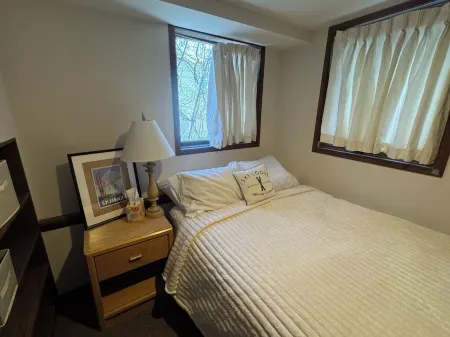 Charming Snowmass Village apartment with WiFi - perfect for a cozy getaway Отели рядом с достопримечательностью «Snowmass Sports»