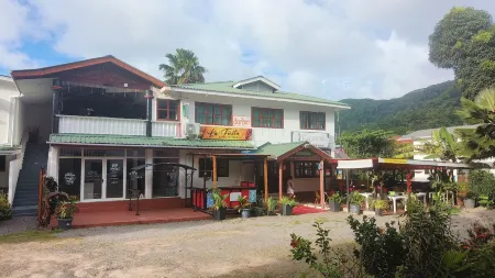 Alpha & Omega Apartment Seychelles Отели в г. Пор Гло
