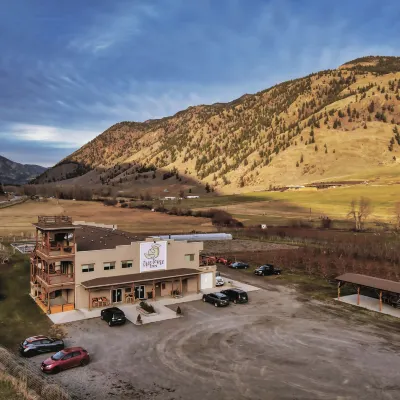 Tree to Me Inn Hotels in Cawston