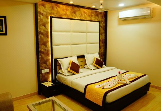 Hotel Golden Laurel Inn Room Interior