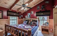 Amazing 4Br Cabin -HT, Fire Pit & Game Room-10 Mins from PF - 부티크