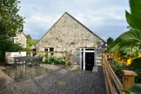 Recently renovated 2 bedroom annexe with open plan living room and kitchen.