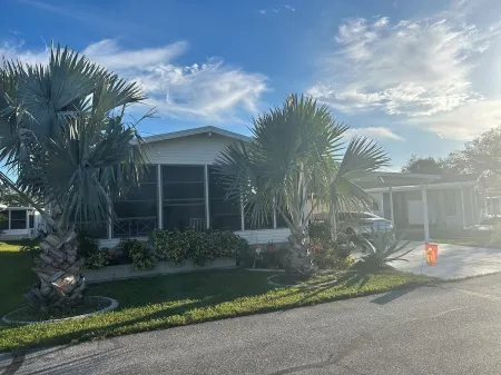 Charming 2-bedroom mobile home in fabulous Riverwalk Community 55+ with AC, WiFi