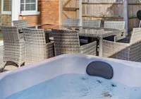 Luxury cottage with hot tub & log burner in Town