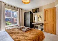 Luxury cottage with hot tub & log burner in Town