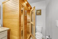 Waterfall saltwater Lagoon heated pool, 2 King Suites, Sauna!