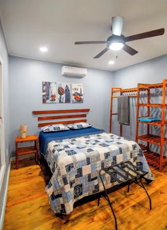 Charming 2-bedroom, 3 beds apartment, AC, WiFi ,free parking in lovely West End