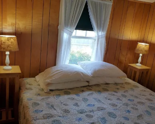 3 one-bedroom fully equipped cottages with free WIFI /weekly rental Hotels in Southport