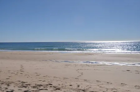 Few Steps to the Beach - Near Tres Irmaos Beach and Close to Alvor Village Отели в г. Алвор