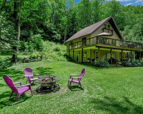 Ellicottville Chalet with beautiful storybook creek 曼斯費爾德酒店