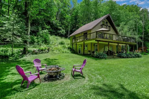 Ellicottville Chalet with beautiful storybook creek