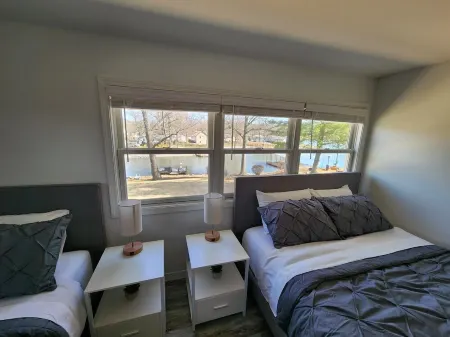 Lake Front, Family fun- Sleeps 8, Newly modern remodeled 3bed/2bath private dock Отели в г. Крил Спрингс