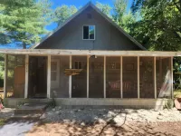 Cozy 3-bedroom cottage on the river in peaceful Free Soil!