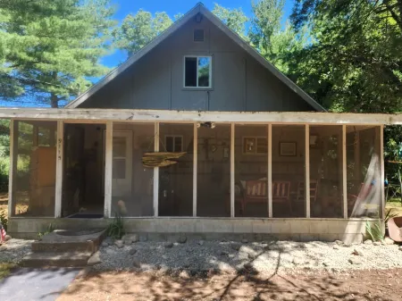 Cozy 3-bedroom cottage on the river in peaceful Free Soil!