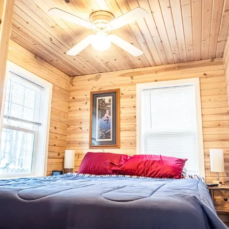Cozy Lake Front Cottage, Escape with Amenities
