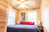 Cozy Lake Front Cottage, Escape with Amenities