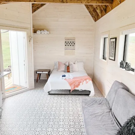 Hidden Haven Tiny House 2.0. Wide open spaces for humans and dogs! Отели в г. Свифт Каррент