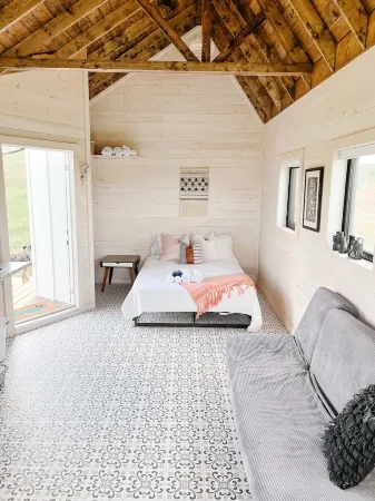 Hidden Haven Tiny House 2.0. Wide open spaces for humans and dogs! Отели рядом с достопримечательностью «Swift Current Museum»