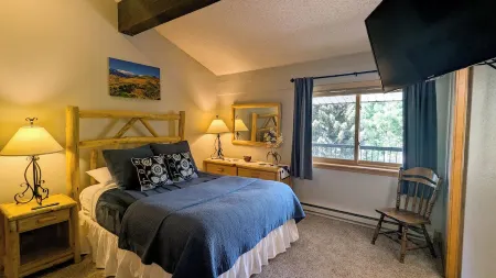 Luxury Condo w/ FREE WiFi, Parking, Heated Pool, Hot Tubs, Skier Shuttles