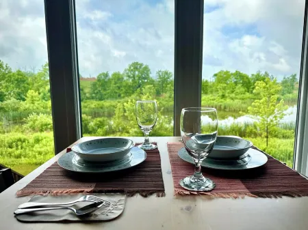 Private Pondside Getaway in the Heart of Niagara Отели в г. Торолд