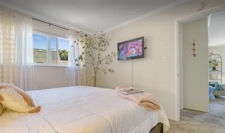 Sunny Stylish, Cozy King Condo near Lake & Downtown Отели рядом с достопримечательностью «African American Museum and Library»