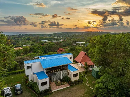 Affordable, Breathtaking Luxury! Private yet Close to Everything