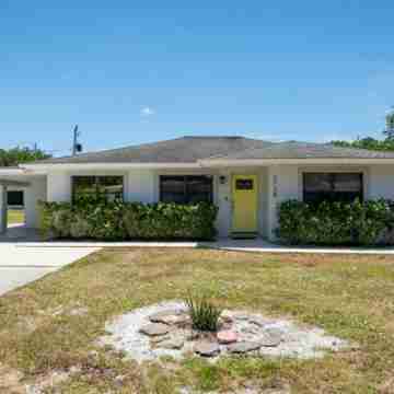 Renovated 3/2 Minutes to Downtown and Beaches Hotel Exterior