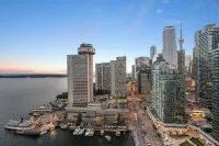 Stunning Lake View Suite in Core Harbourfront 토론토 호텔