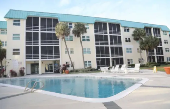 Two Bedroom Condo mins from beach