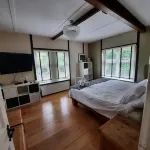 Beautiful old rustic house on two acres of overlooking fields in the back garden Hotels in Itchen Valley