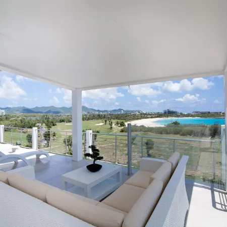 Stunning Penthouse on Mullet Bay beach