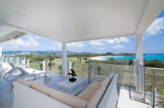 Stunning Penthouse on Mullet Bay beach