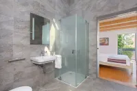 Contemporary bolthole, short walk from City Hotels in 