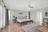 Elegant and Spacious 3 BR House w/ Heated Pool Warm Mineral Springs Park附近的飯店