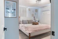 Charming 4-bedroom house w private pool, 7min from airport, close to restaurants