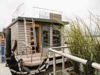 Houseboat Fjord Serina with bio-sauna and roof terrace in Schleswig シュレスヴィヒのホテル