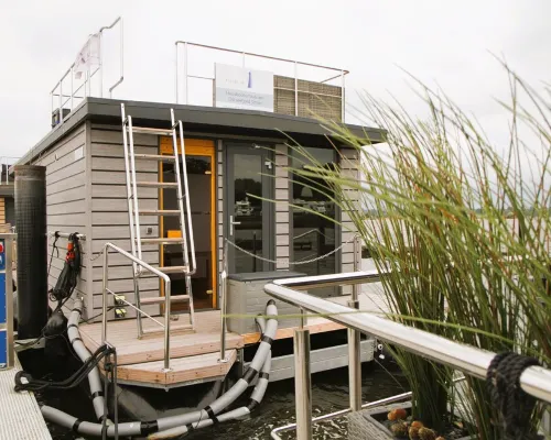 Houseboat Fjord Serina with bio-sauna and roof terrace in Schleswig Hoteles en Schleswig