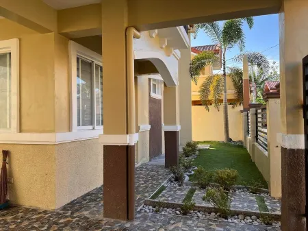 House in the city of Butuan, near everything with security entrance.. Отели рядом с достопримечательностью «Гейзано Бутуан»