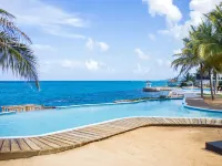 Luxury Waterfront 1/1 with Pool and Gym Hotels in Tower Isle