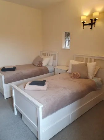 Spacious farm cottage full of character - rural yet close to beaches & castles Отели в г. Нарберт