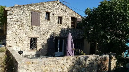 Haven of peace in the Luberon Regional Park Отели в г. Мерендоль