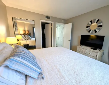 Ocean Front Condo w/ Views, Pool, Hot Tub, Pickleball -Tennis- Basketball courts