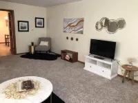 Cozy 2-Bedroom Apartment - Close To It All!