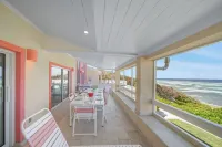 Coral Loft 4BR + 1 BR Oceanfront Villa w/ Private Pool & Beach in Grand Cayman - 4 estrellas