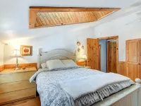 Large 9-acre retreat for families and friends in the woods with wood-fired sauna