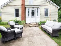 Main Street Family Retreat, Walking Distance to Beach & Downtown. Pet Friendly! Hotels in Port Dover